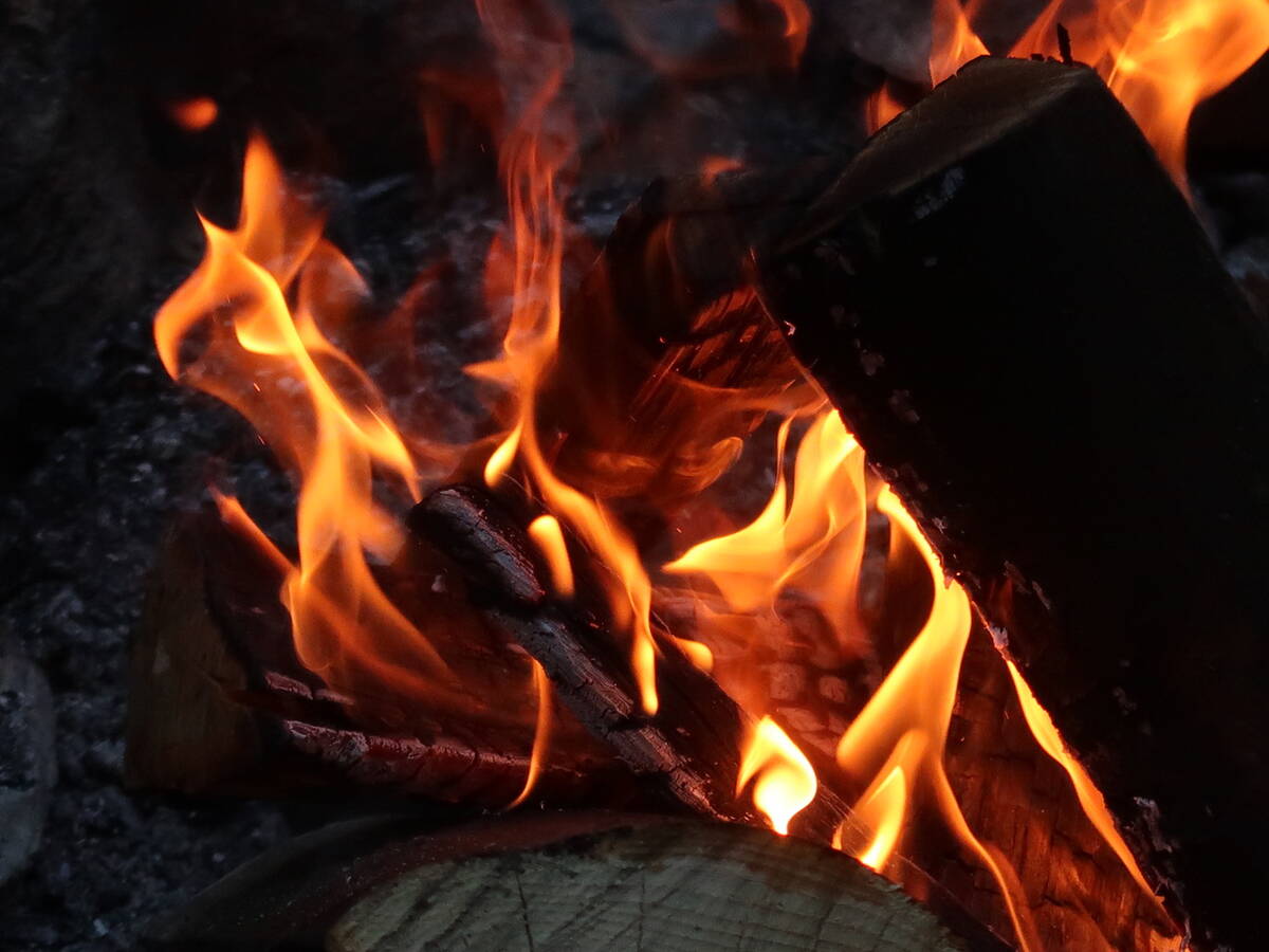 Ins Feuer schauen